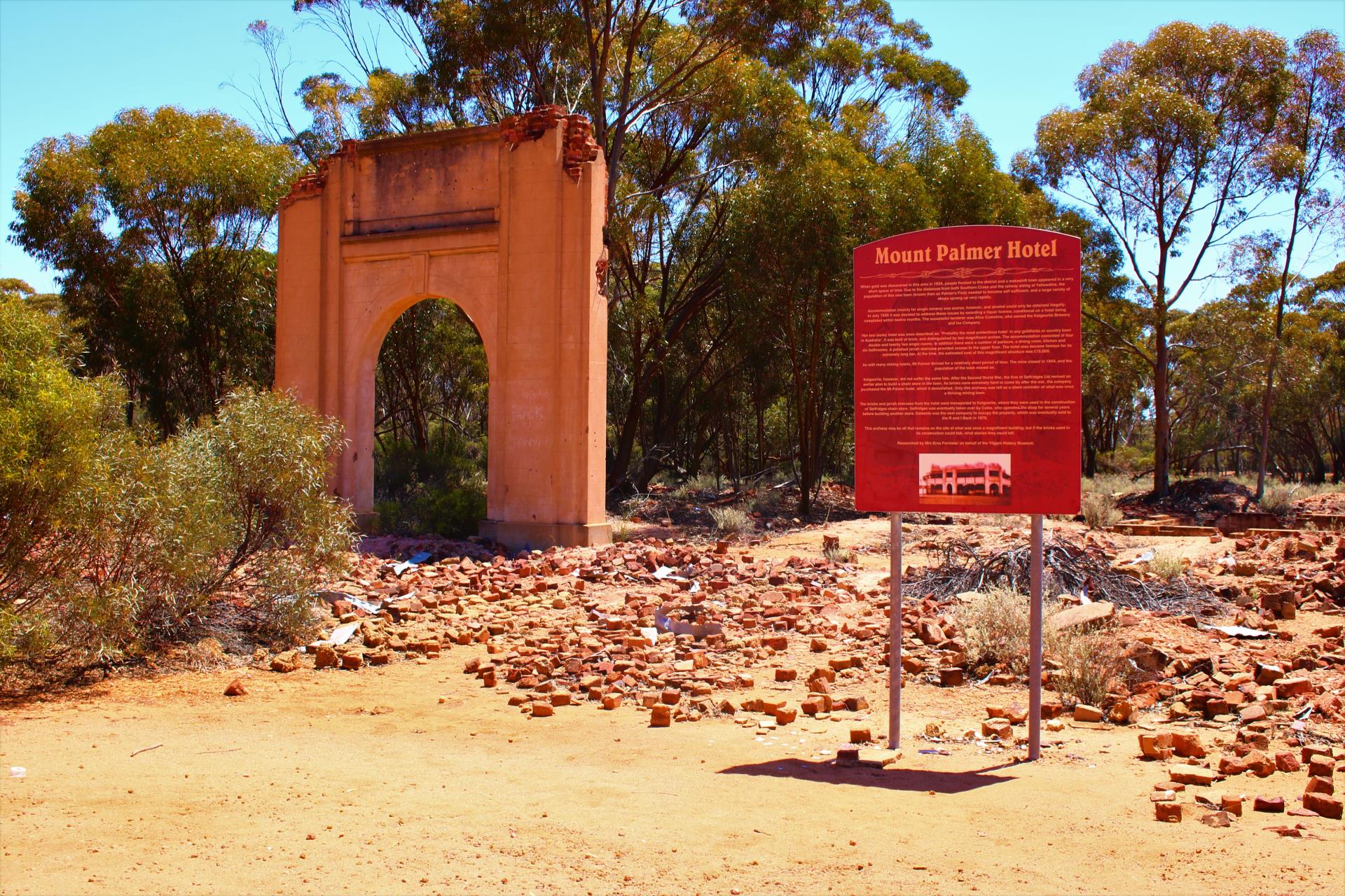 Mount Palmer arch and sign [photo by Tanika Treloar]