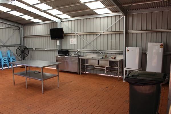 Southern Cross Caravan Park - Outdoor kitchen and entertainment area