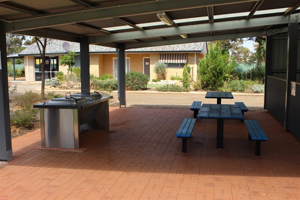 Sandalwood Lodge - Outdoor kitchen and entertainment area